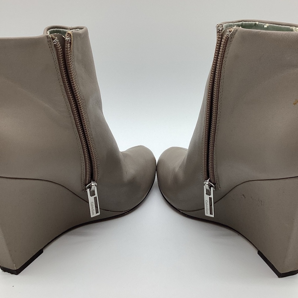 1828.🤎 Calvin Klein Taupe Wedge Booties w/ Side Zip Size 9 VGUC - Picture 9 of 10